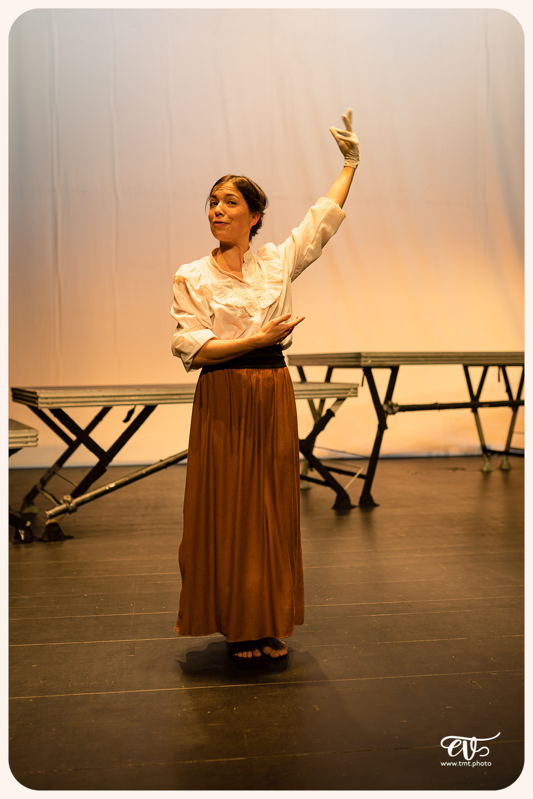 LA MESNIE H. - UN JOUR D'ÉTÉ